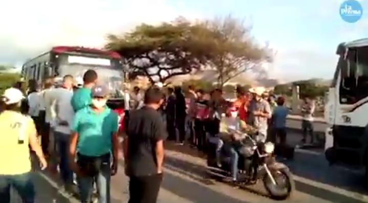 Conductores en Lara se amotinaron y trancaron las calles por falta de gasolina (VIDEO) #13Ago