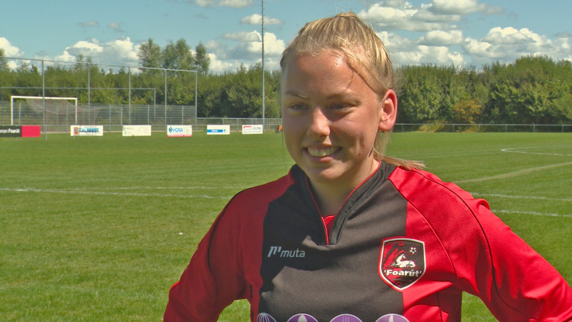 Conoce a Ellen Fokkema, la primera mujer que jugará de forma profesional en un equipo de fútbol masculino (Fotos)