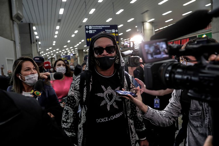 Ronaldinho llegó a Río de Janeiro con un excéntrico look tras su arresto en Paraguay (Fotos)