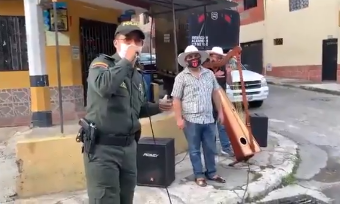 ¡Genial! Policía colombiano sorprendió a músicos callejeros con un tema de Reynaldo Armas (VIDEO)