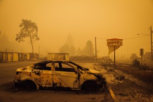 Al menos 15 muertos y medio millón de evacuados en devastadores incendios en EEUU