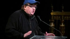 La advertencia de Michael Moore a los demócratas sobre el creciente apoyo a Trump a dos meses de las presidenciales
