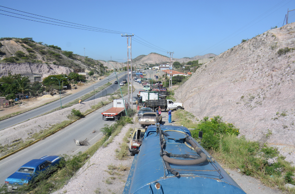 A los conductores en Lara les salen raíces esperando por la gasolina