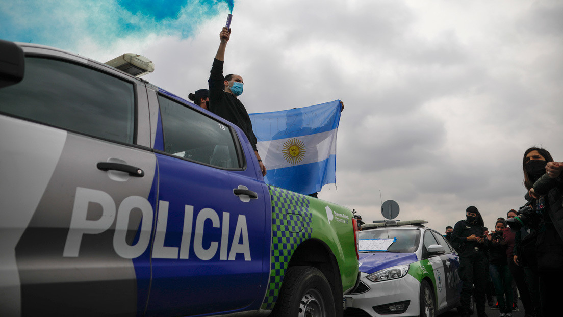 Protesta policial en Argentina eleva la tensión política con patrulleros que rodean la casa presidencial