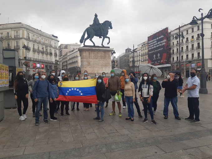 Venezolanos varados en España protestaron una plaza de Madrid y exigieron regresar al país (FOTO)