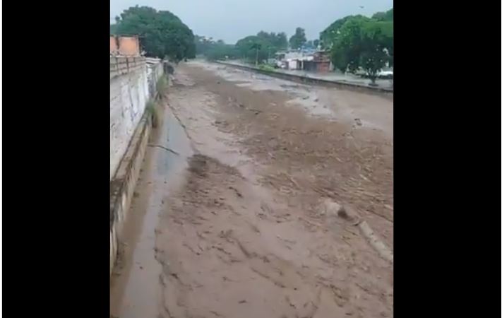 EN VIDEO: La intensidad del río El Limón desde un puente tras desbordarse este #9Sep