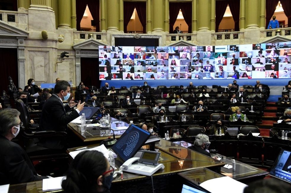 Diputado argentino, suspendido por escena sexual en plena sesión virtual