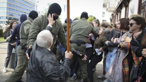 EN VIDEOS: Policía al servicio de Lukashenko, detiene a participantes de la “marcha femenina” en Minsk