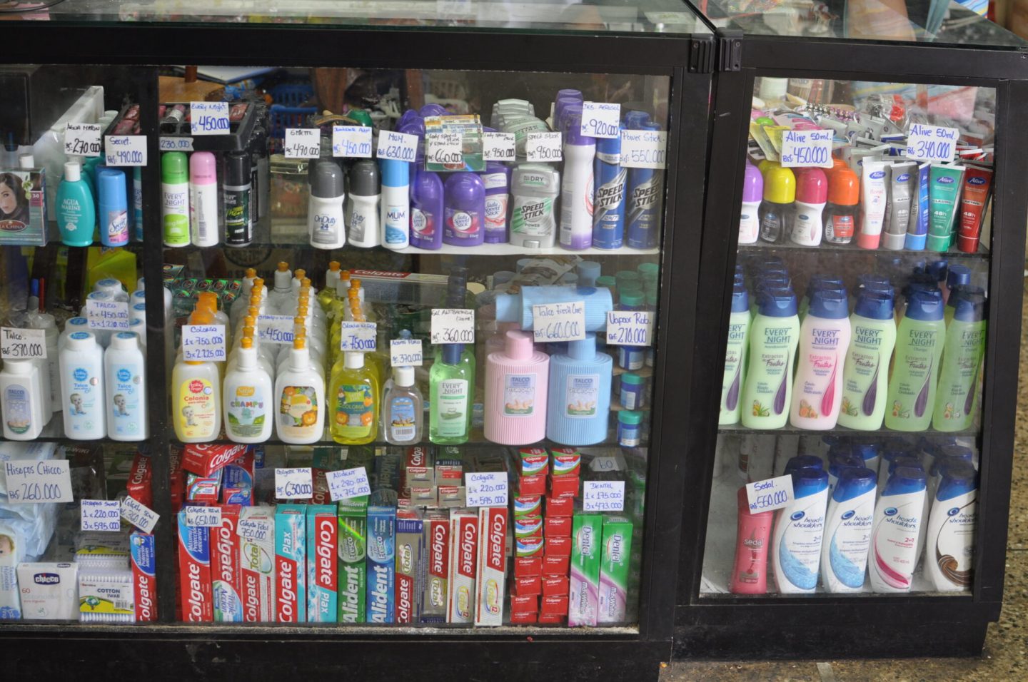 Venezolanos, “en tres y dos”: el dilema de comprar productos de higiene personal o reducir los gastos