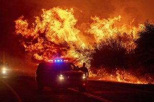 Incendios infernales arrasan la costa oeste de EEUU y dejan seis muertos