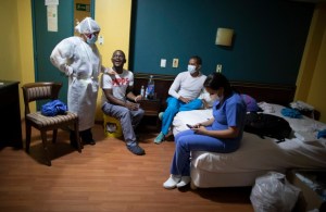 Comida, electrodomésticos, Navidad: ¿En qué invertirá el personal de salud venezolano sus bonos?
