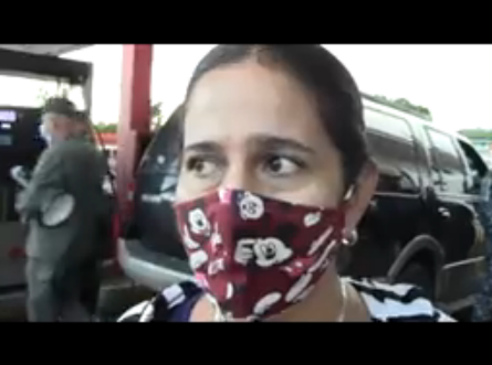El DESCARO del régimen en un VIDEO: Mujer demuestra como alcalde chavista en Barinas surte de gasolina solo a miembros del Psuv
