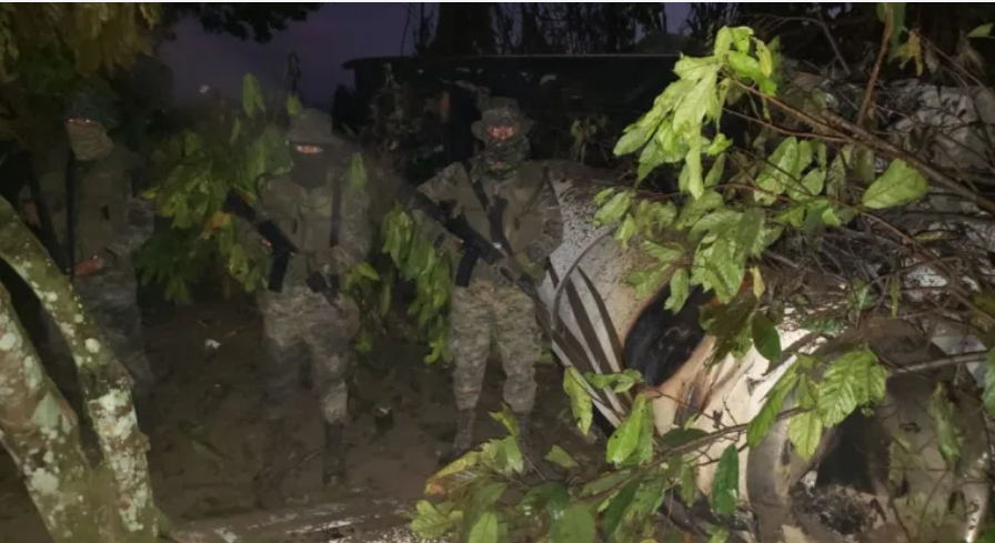 EN IMÁGENES: Armamento y drogas esparcidas dejó narcoavión que partió de Venezuela y se estrelló en Guatemala