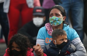 Advierten que migrantes venezolanos regresan a su país ante discriminación por Covid-19