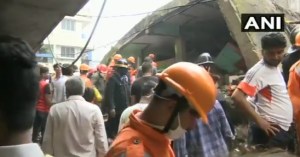 Al menos diez muertos en el derrumbe de un edificio en la India