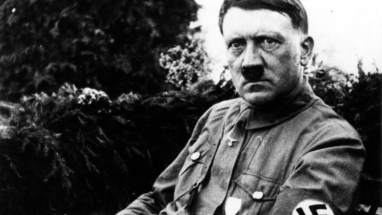 Familia de unos de los soldados que saqueó la residencia de Adolf Hitler venderá el asiento del inodoro del “Fuhrer” (FOTOS)