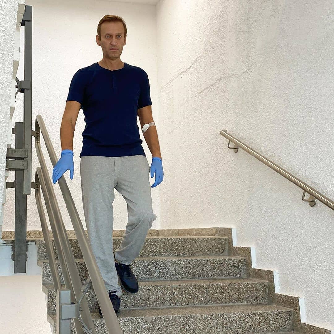 Navalny publica una foto bajando una escalera y narra cómo ha sido su recuperación