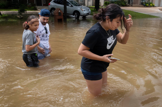 Beta se debilitó a depresión tropical pero azota Texas con fuertes inundaciones