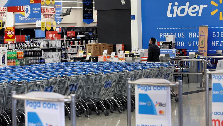 Oficial detenido por matar a tiros a un hombre de color en Walmart de California