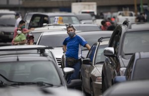 Las colas por la gasolina en Caracas son más radicales que la cuarentena de Maduro (FOTOS)