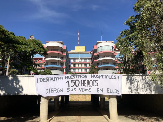 Despliegan pancarta en honor al personal médico fallecido por el Covid-19 en el Hospital Universitario de Caracas (FOTOS)