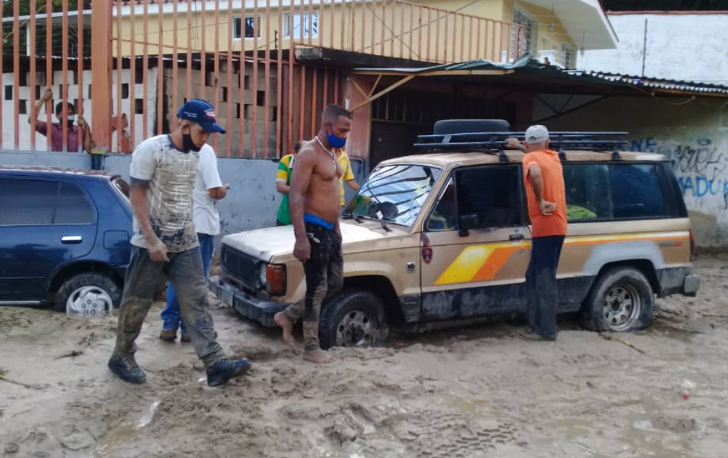 En Fotos: Aguas del río El Limón afectaron a vehículos que esperaban suministrar gasolina en Aragua