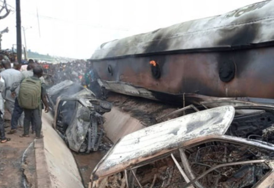 Aterrador incendio de un camión de gasolina deja 23 muertos en Nigeria (Video)