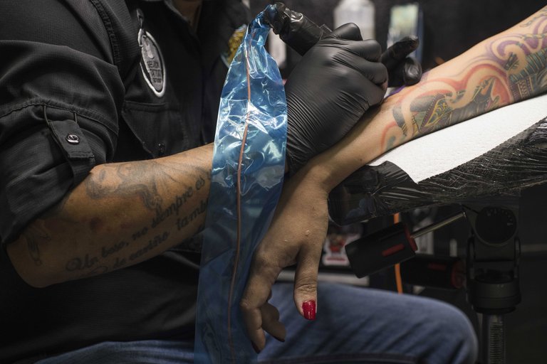 Por qué la tinta de tatuajes puede servir para detectar el cáncer
