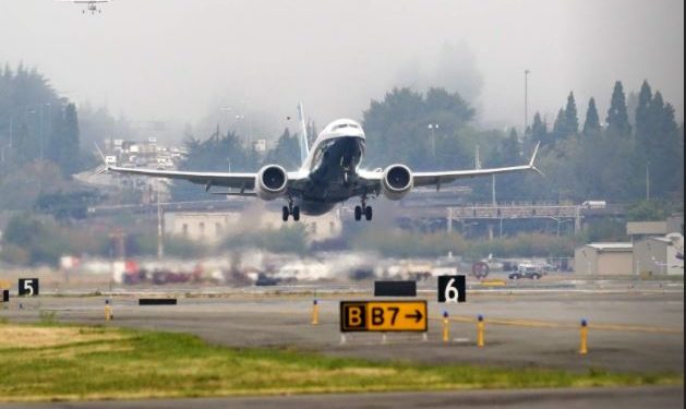 Jefe de la Administración Federal de Aviación probó en tierra el renovado 737 Max de Boeing