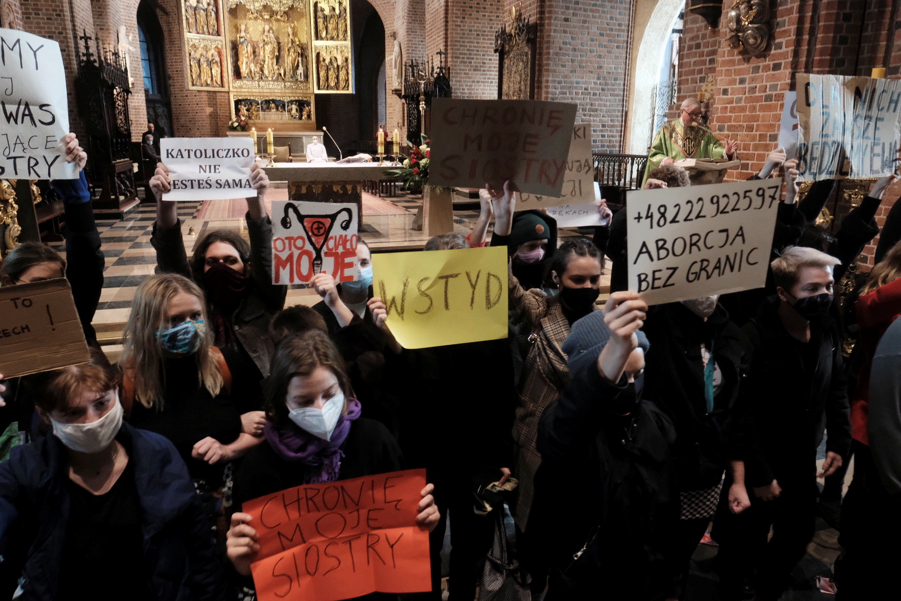 Protestas en las iglesias de toda Polonia contra la prohibición del aborto