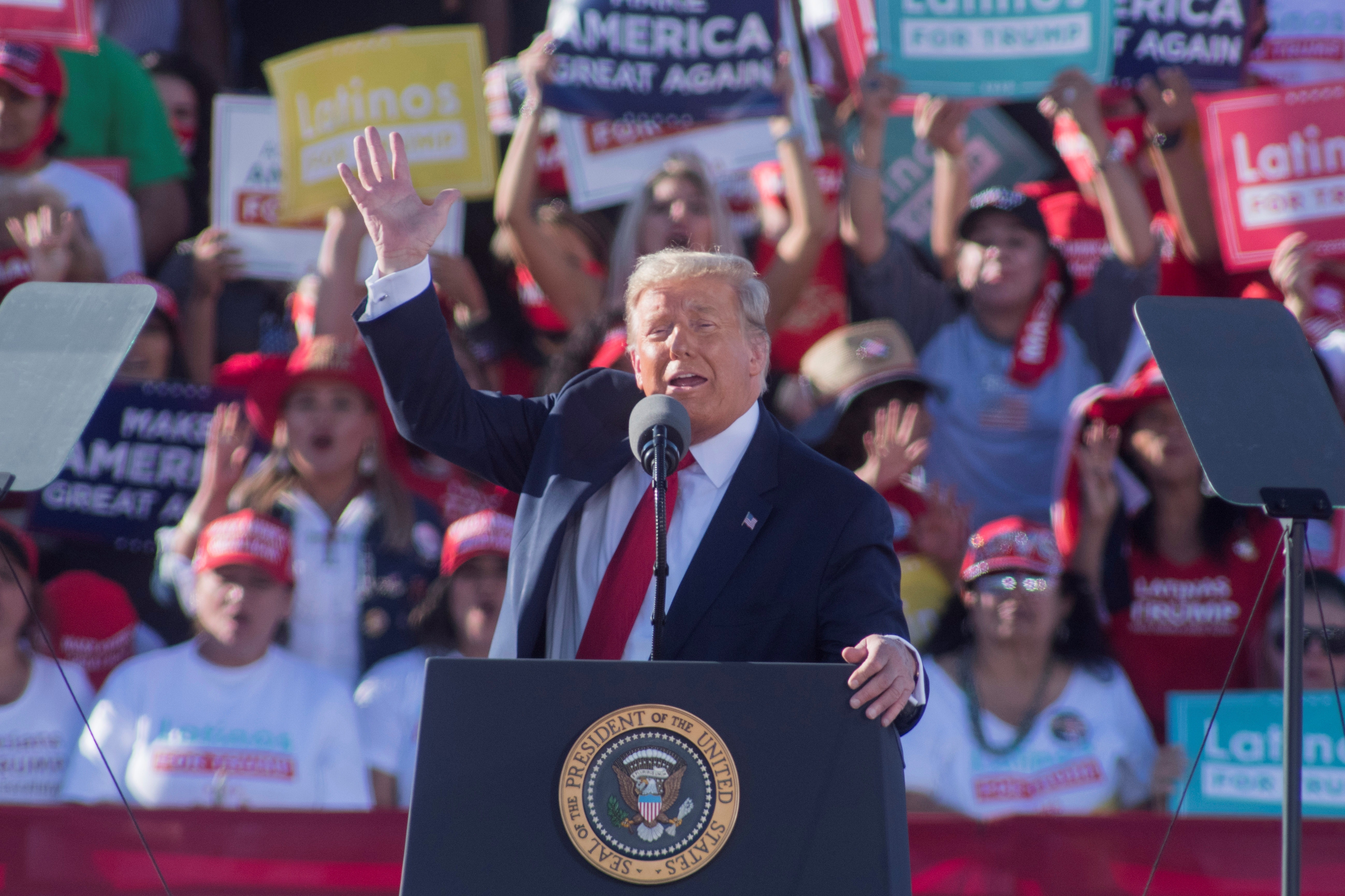 La reacción de Trump en Arizona cuando un F-16 interceptó una aeronave no autorizada (Video)