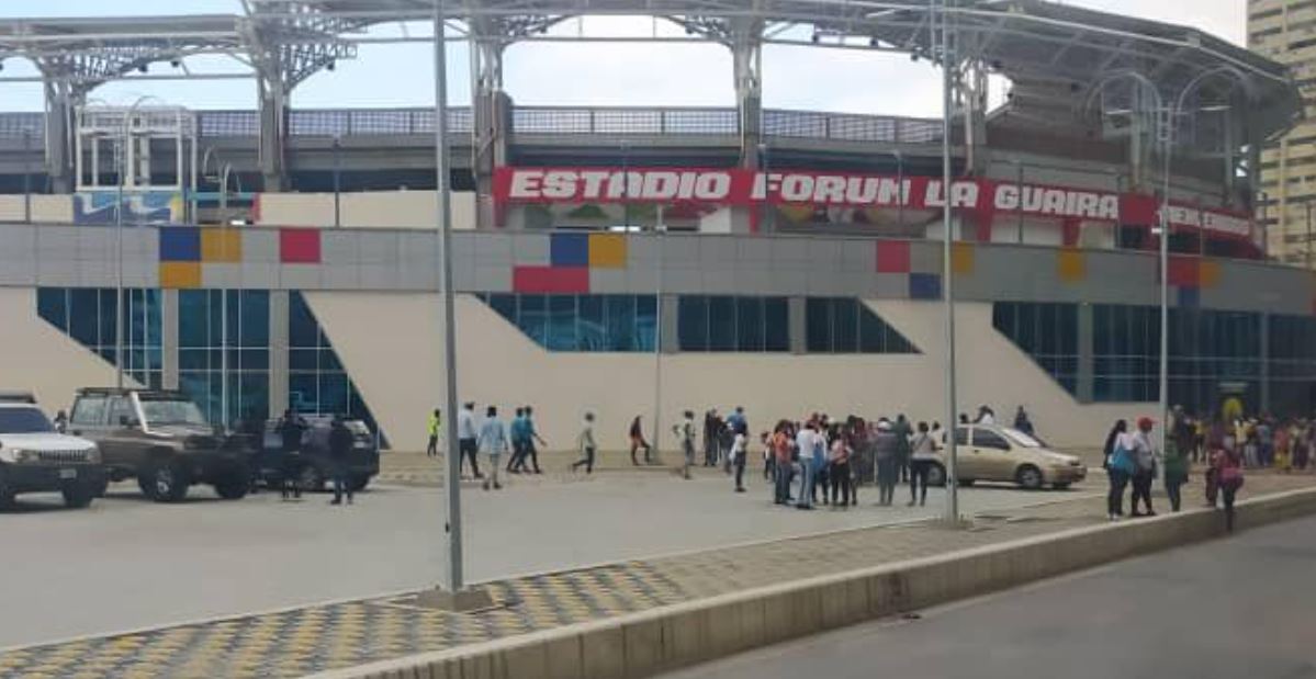 Psuv ignoró la “cuarentena radical” para prender una rumba en el estadio de La Guaira (Fotos)