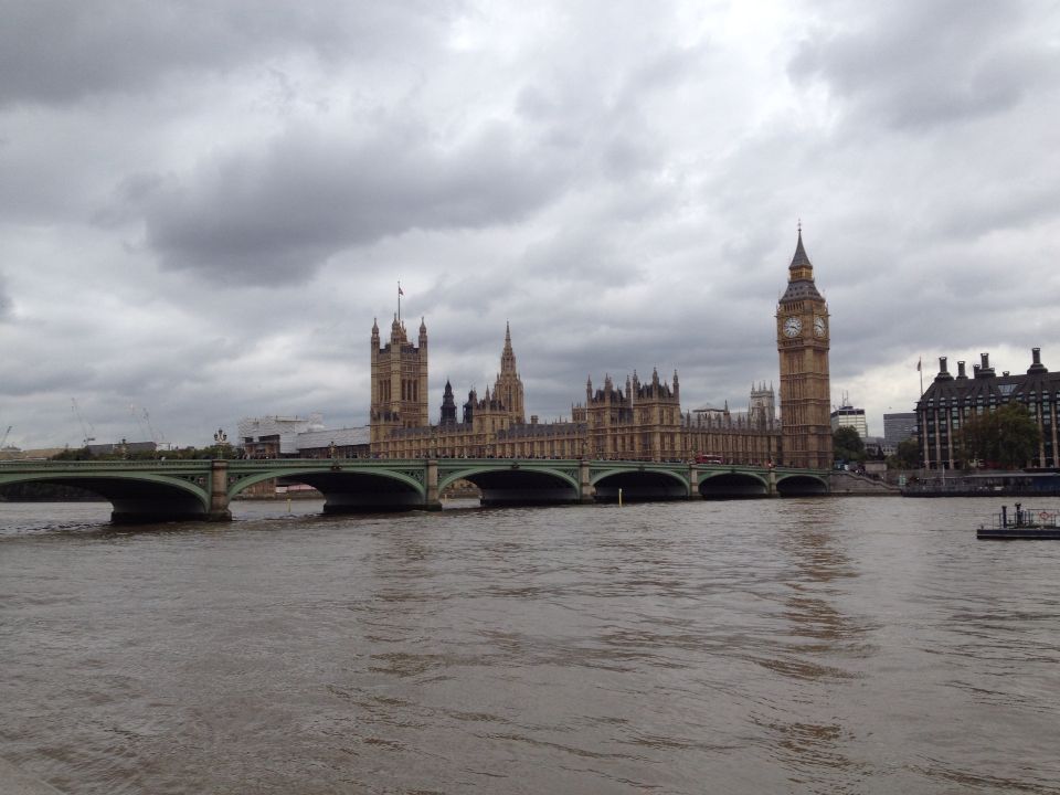 La Policía británica cerró el popular puente de Westminster tras una alerta de seguridad en un hospital londinense