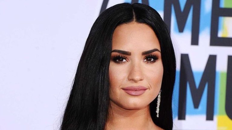 Demi Lovato afirmó que se contactó con extraterrestres y compartió “evidencia” de su experiencia (Fotos y Video)