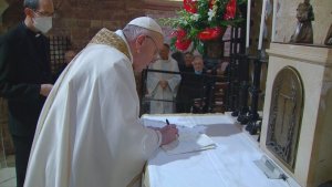 El papa Francisco firma su encíclica “Fratelli tutti” ante la tumba de San Francisco (FOTOS)