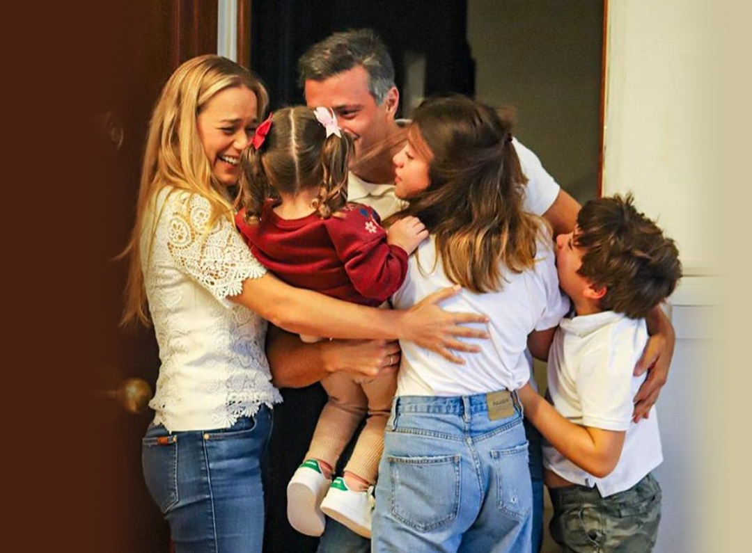 La primera imagen de Leopoldo López reunido con su familia en España #25Oct