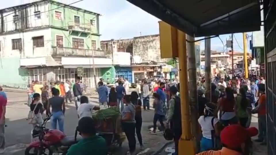 Conductores protestan por falta de gasolina en San Juan de los Morros #13Oct (Video)