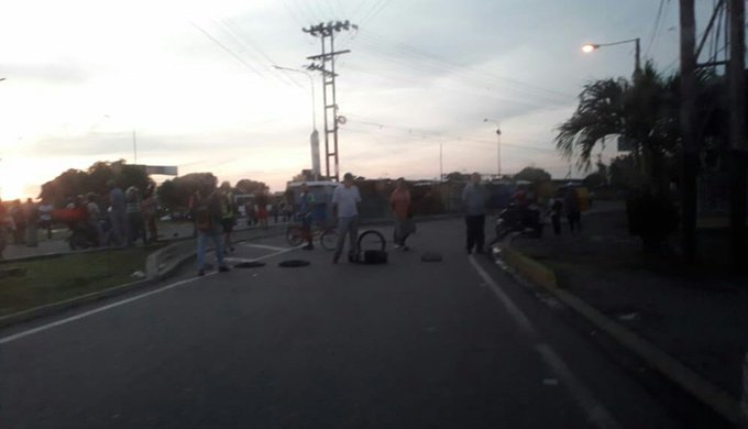 En Barinas, conductores amotinados trancan vías para protestar por falta de gasolina #5Oct (FOTO)