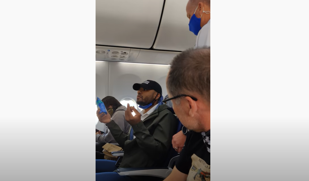 Bajan a un hombre de un vuelo en Florida por quitarse el tapaboca para comer (VIDEO)