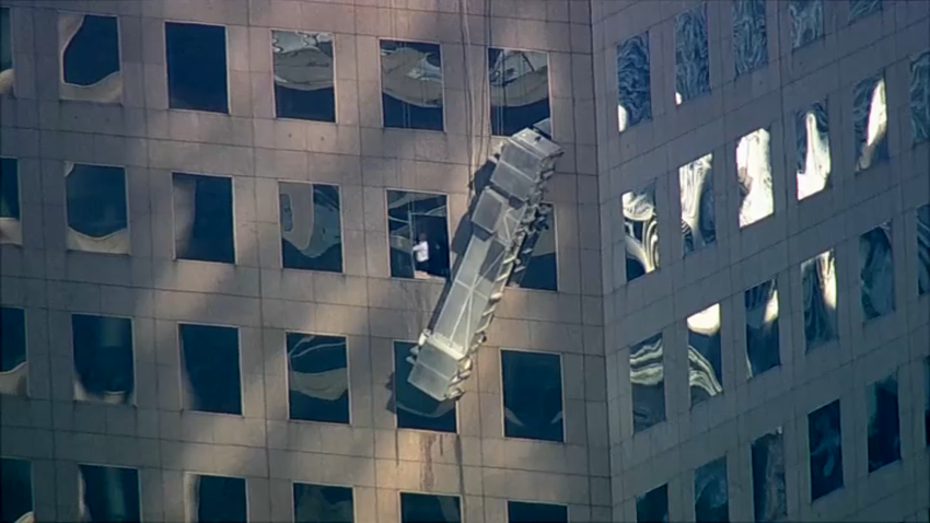 Trabajadores quedaron colgados en las alturas de un edificio tras colapso de andamio en Manhattan