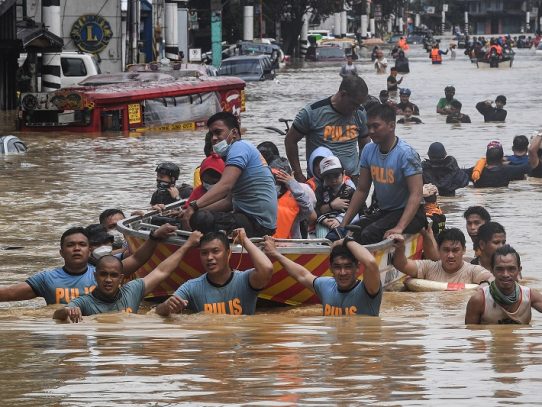 El tifón Vamco deja once muertos e inunda la capital de Filipinas