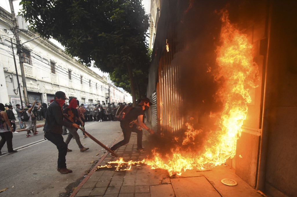 Manifestantes incendiaron la sede del Congreso de Guatemala