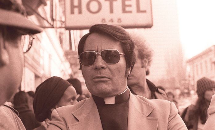 Quién fue Jim Jones, el líder del culto más radical y peligroso del mundo