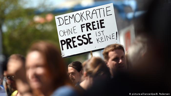 La Comisión Europea advierte sobre libertad de prensa ante polémica ley francesa