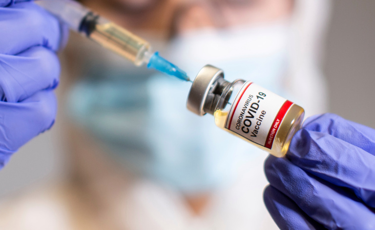 Monedas operan con pérdidas ante dudas sobre el éxito de vacuna contra coronavirus