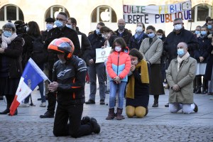 Católicos franceses protestan contra la prohibición de las misas durante el confinamiento