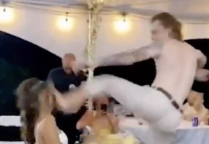 Esposo “arruinó” su boda tras patear accidentalmente a su novia en la cara durante un baile (Video)