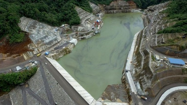 La mega represa que China construyó en Ecuador envuelta en sobornos, daños y un posible desastre