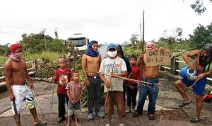 Con arco y flecha indígenas trancaron vía de Puerto Ayacucho protestando por servicio eléctrico