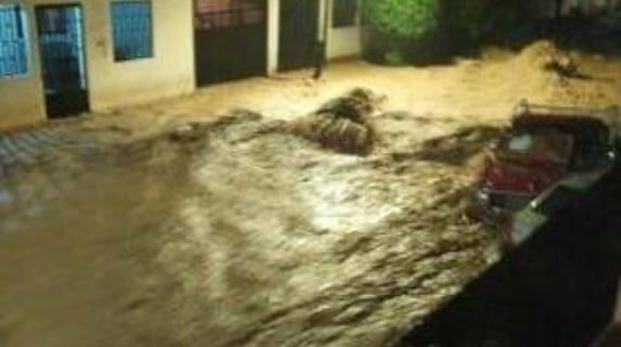 Se desbordó el río Carapo e inunda calles de Rubio en Táchira